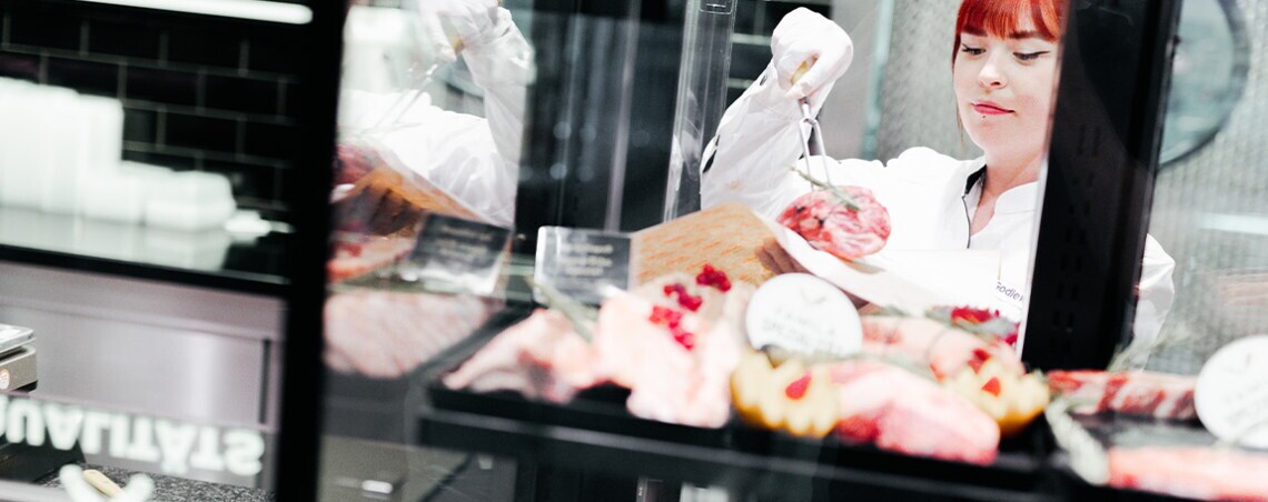 1. Kraft Wurstverkäuferin (M/W/D) Frischetheke Fleisch / Wurst, 1. Bild